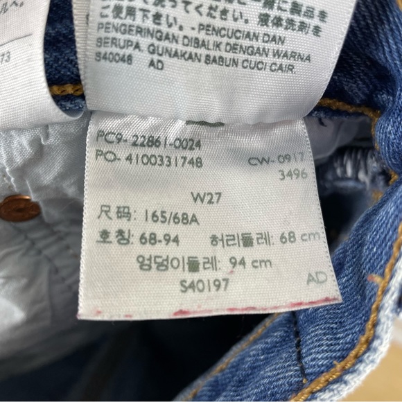 Levi’s Wedgie Icon Fit High Rise Straight Distressed Jeans - Picture 13 of 13